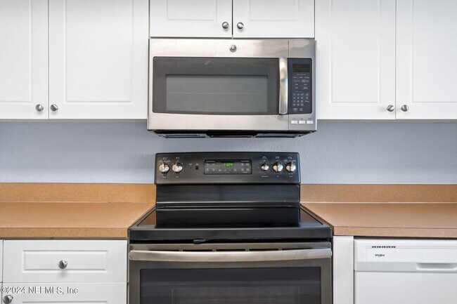 Building Photo - 3870 Mission Dr