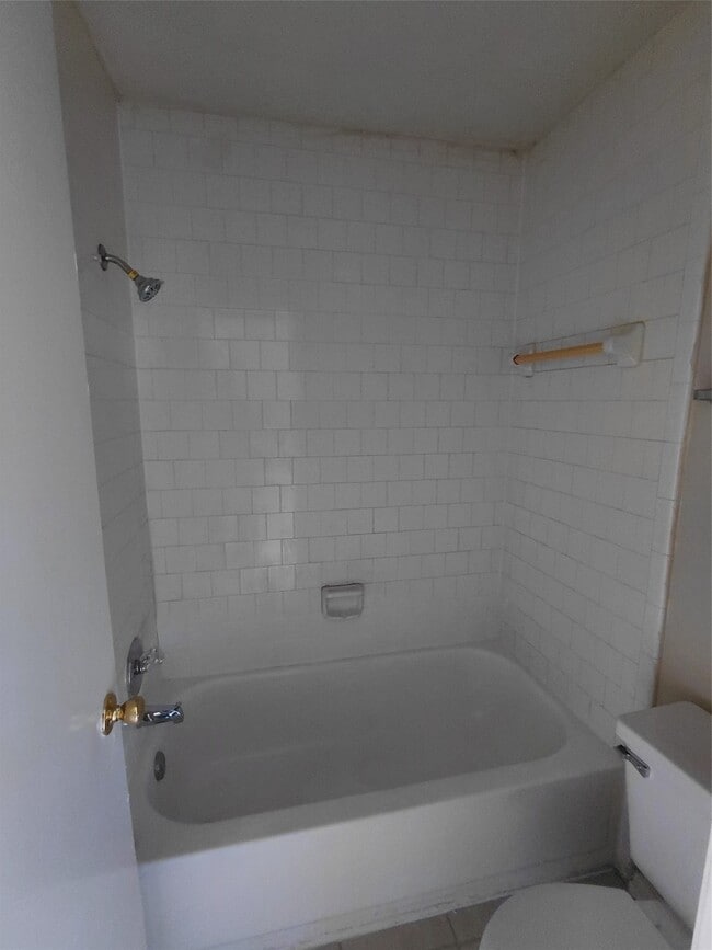 Building Photo - 16511 Parkridge Ct