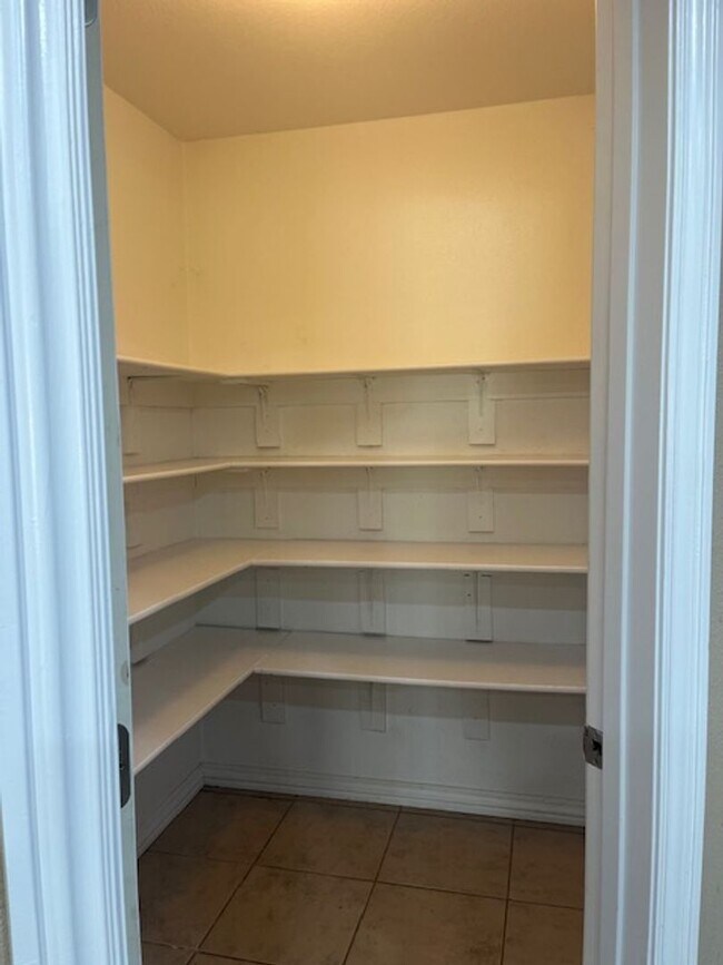 Building Photo - Bentonville 4 bedroom 3 car garage home near trails & Bentonville Square!