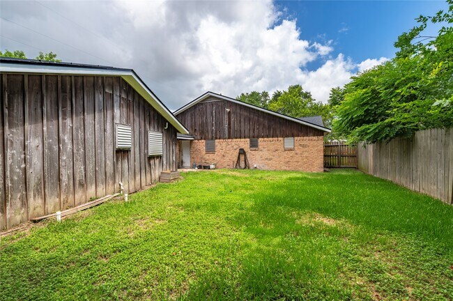 Building Photo - 1219 Park Ln