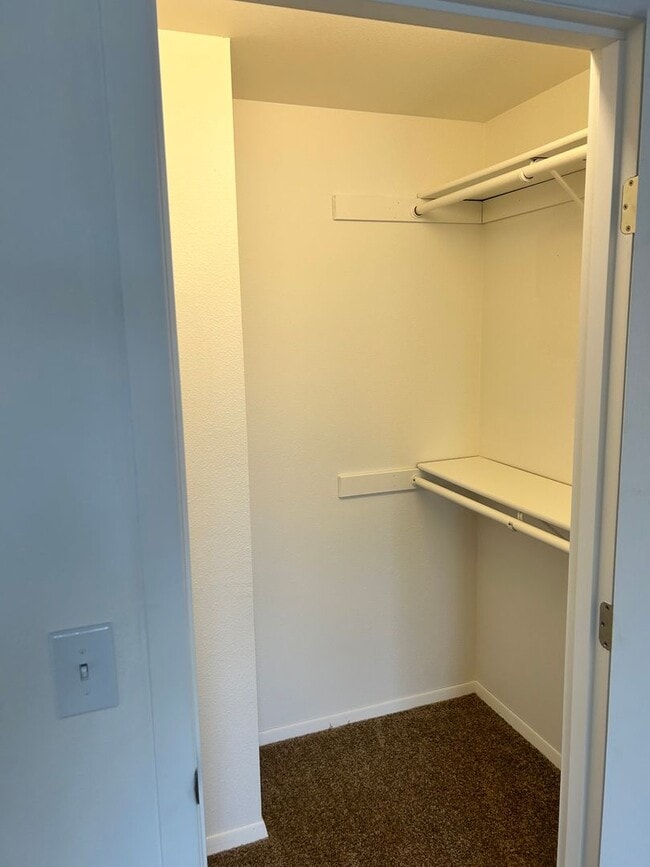Building Photo - Large 2 Bed Duplex with Walk In Closets/Pr...