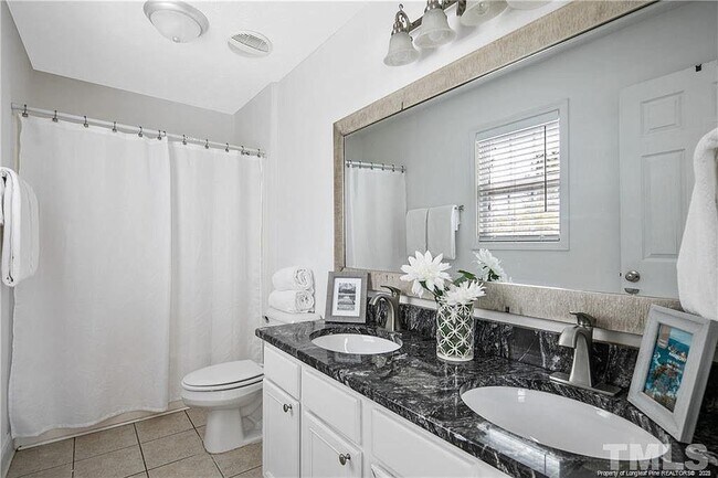 Building Photo - 1600 Silver Ridge Ct