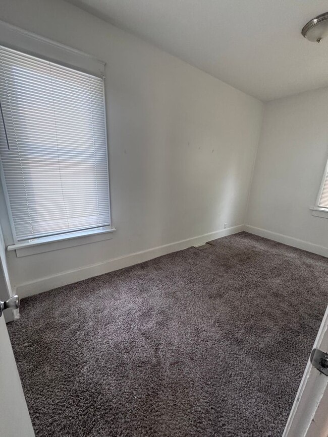 Building Photo - Charming 4-Bedroom Home in Desirable West ...