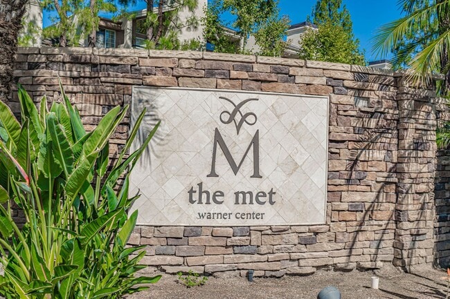 Building Photo - Warner Center 1 Bedroom Condo for Rent in Woodland Hills!