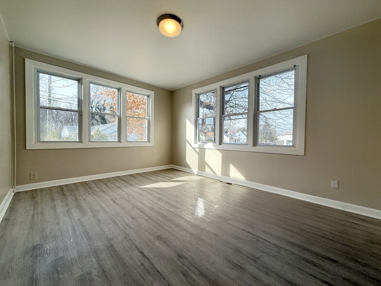 Building Photo - 16 Jenkins Ave