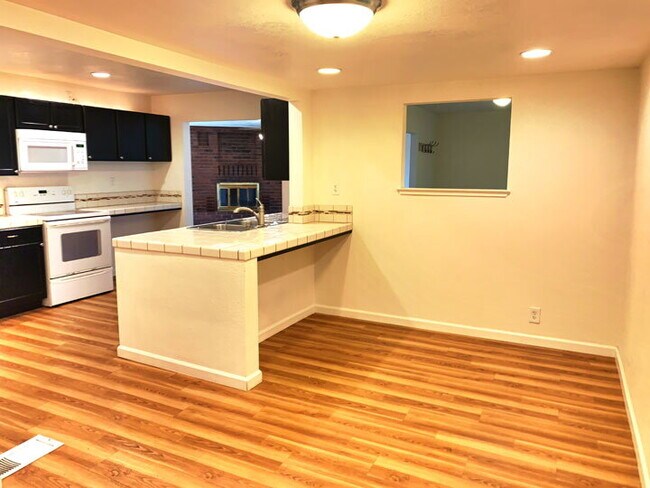 Building Photo - 3-bed 2-bath home with amazing views of Placerville!