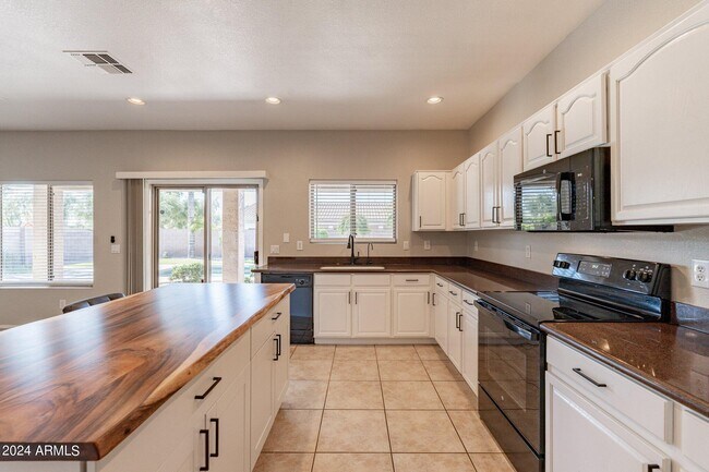 Building Photo - 1245 E San Carlos Way