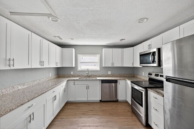 Building Photo - Location, Location, location! Large 3 Bedroom, 2 Bathroom Home for rent. This home has recently b...