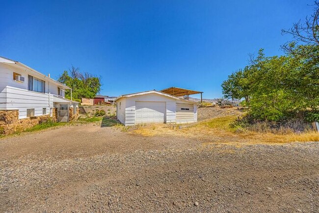 Building Photo - Budget-Friendly Rental with Plenty of Space