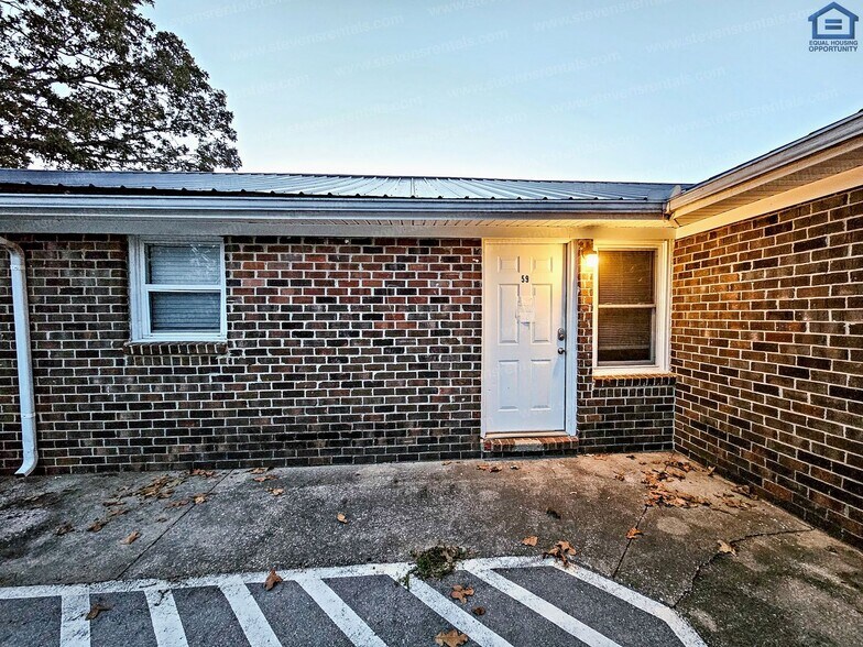 Building Photo - 702 Couch St