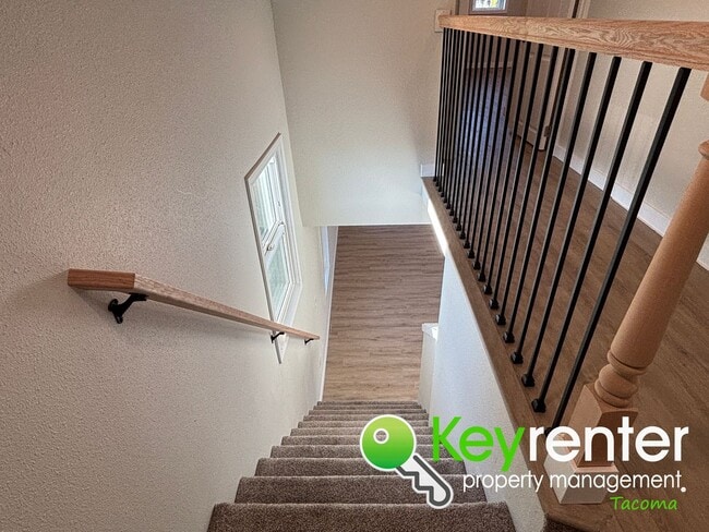 Building Photo - One of a Kind Multi-level Home in Tacoma!