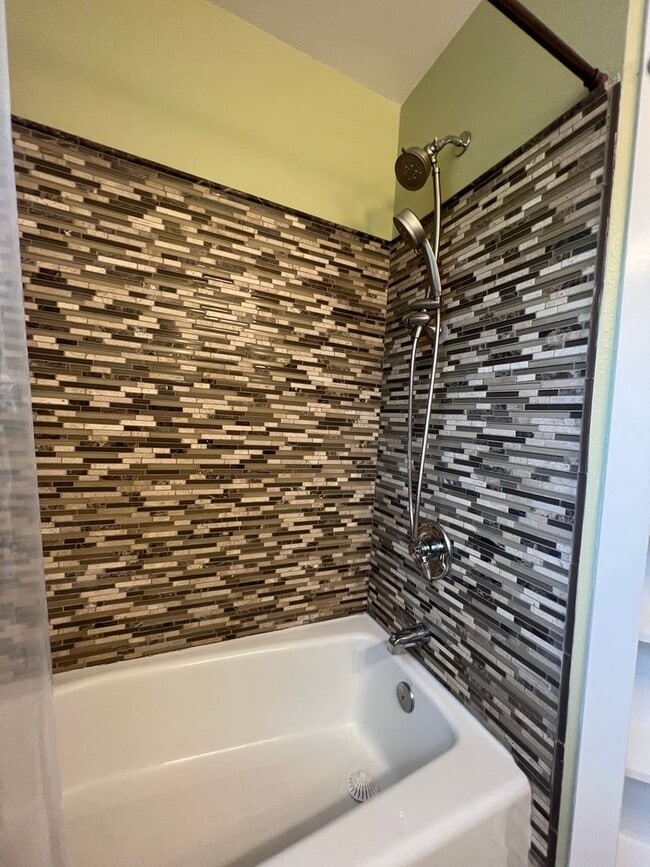 Building Photo - Cozy 2 Bedroom in Charming Everett Neighbo...