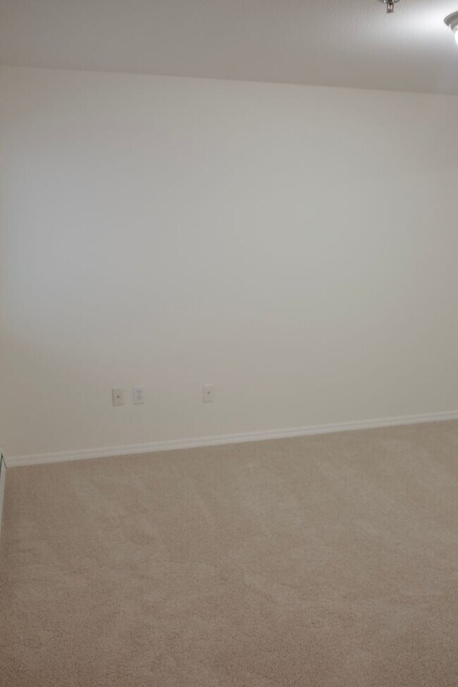 Building Photo - Two Bedroom Two Bathroom Everett Condominium