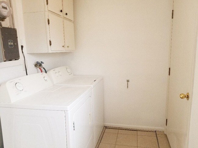Building Photo - 1 br, 1 bath House - 121 6th Ave. W