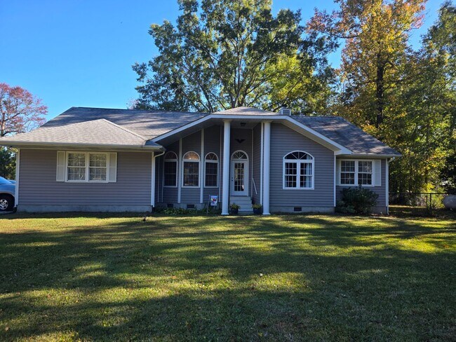 Primary Photo - Beautiful 3 bedroom, 2 bath house with one...