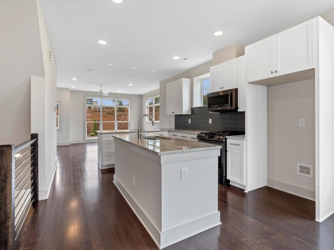 Building Photo - Townhome in West End with Rooftop Terrace ...