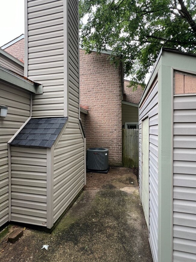 Building Photo - Large Townhouse in Virginia Beach with a Fenced Yard!