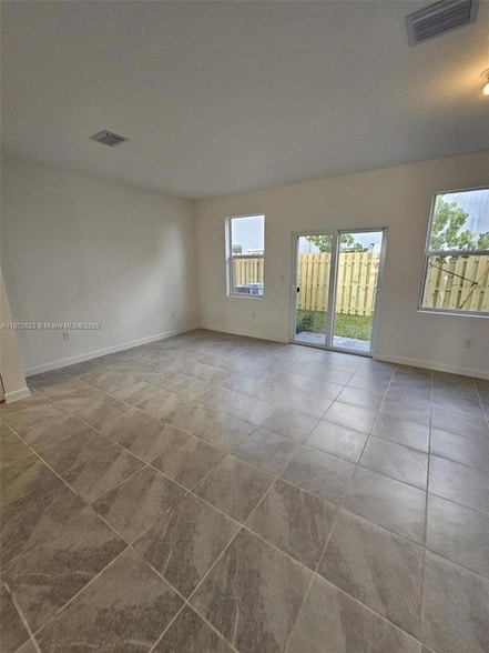 Building Photo - 96 SE 11th Ct