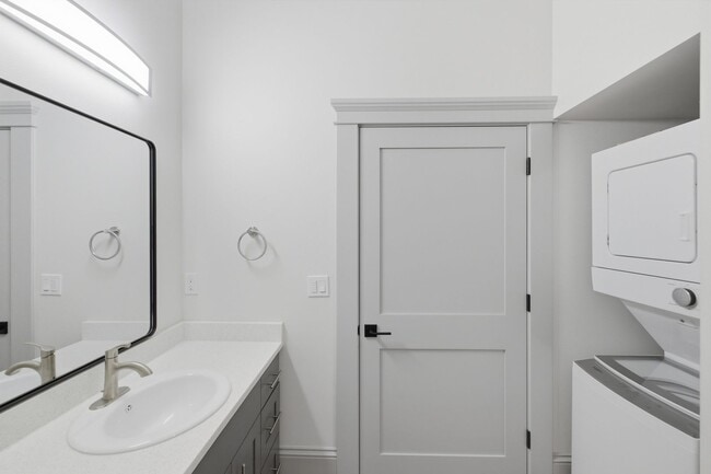 Building Photo - WINTER SPECIAL - NEWLY RENOVATED DOWNTOWN SALEM ONE BEDROOM