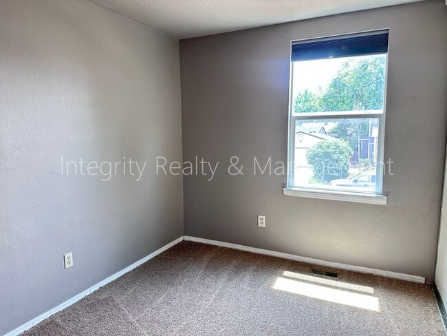 Building Photo - 17657 Ponderosa Ave