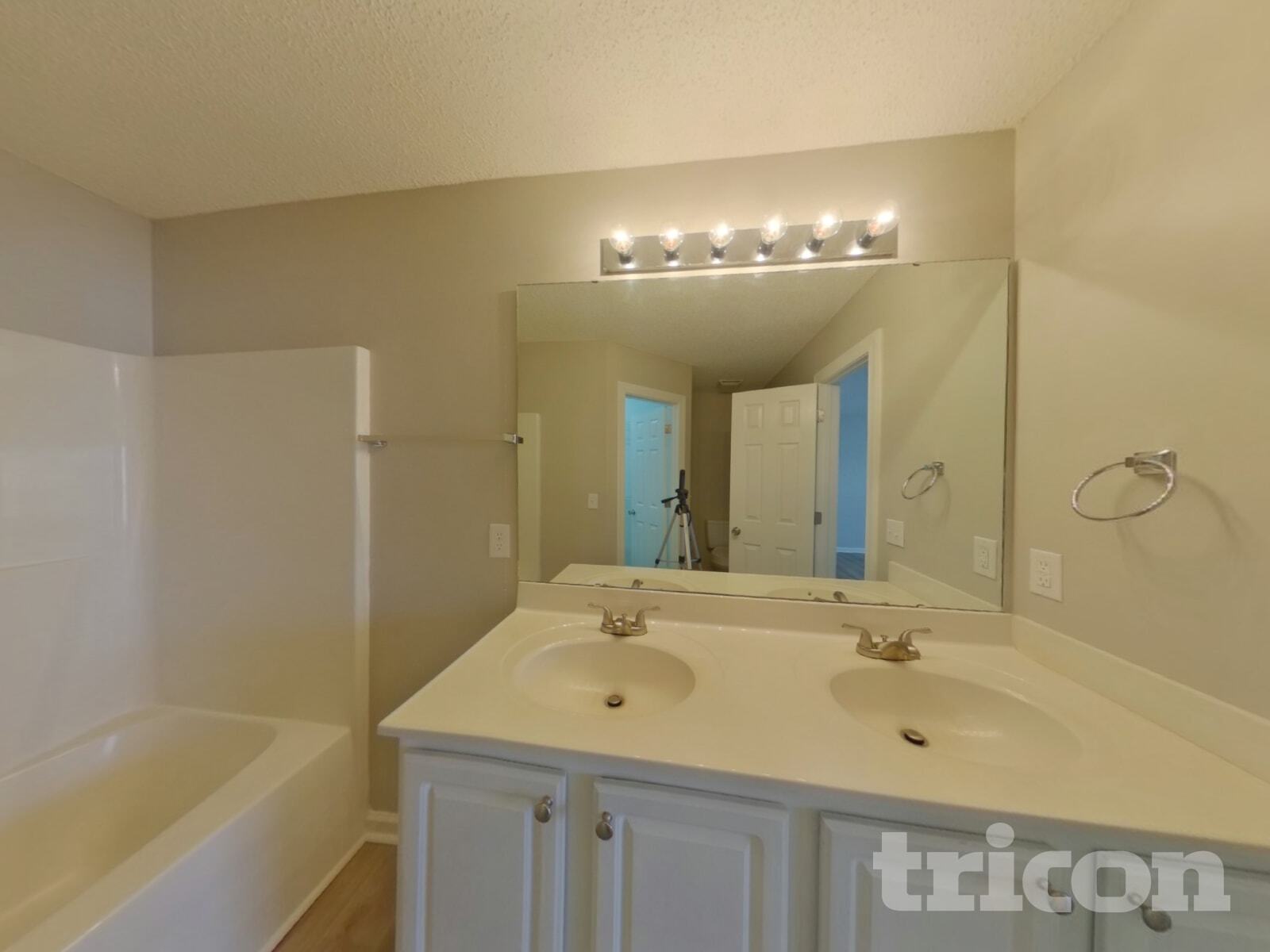 Building Photo - 423 Riverwalk Dr NW