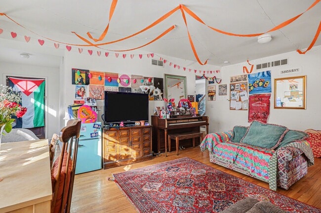 Building Photo - 412 N Thayer St