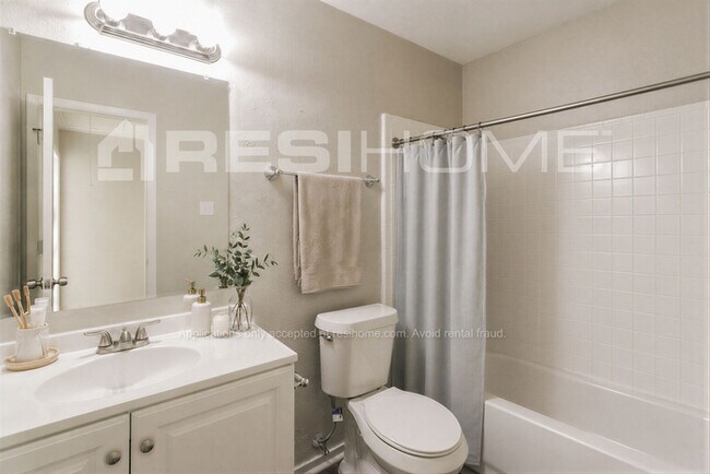 Building Photo - 2213 Salerno Dr