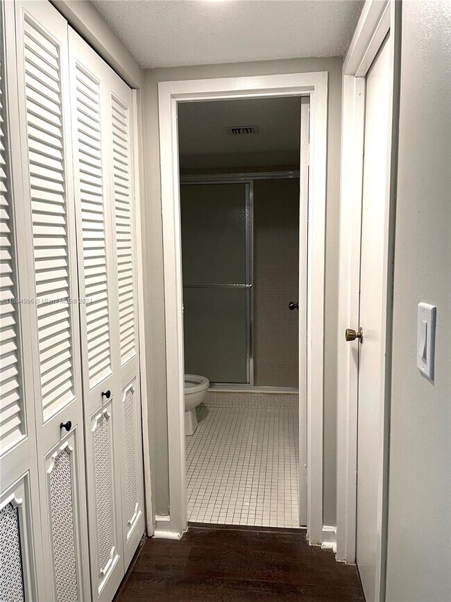 Building Photo - 250 Jacaranda Dr