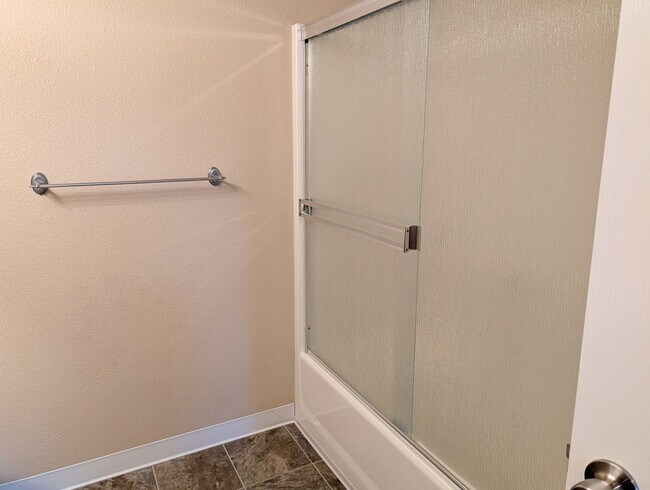 Building Photo - Clean and Updated 2 Bed, 2 Bath Upstairs Apartment in East Medford