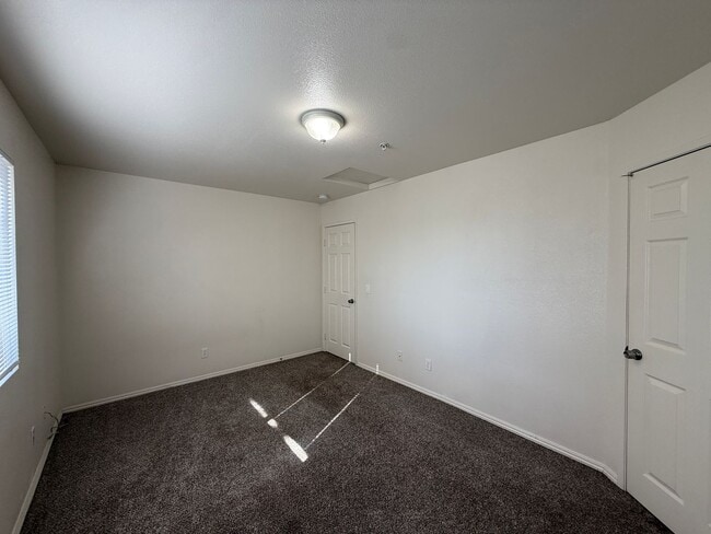 Building Photo - L41900