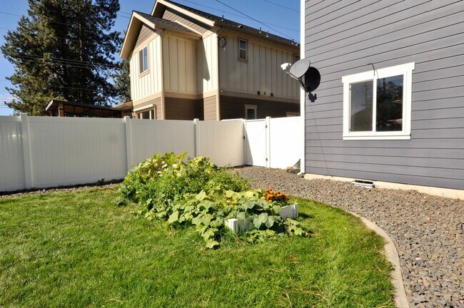 Building Photo - Canfield Mountain 3 bed 2.5 bath with loft...
