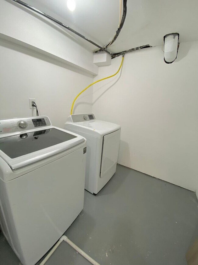 Building Photo - Spacious & Updated Home in Lakewood!-Open Floor plan, Outdoor Living Space, Garden Beds, & More!!!