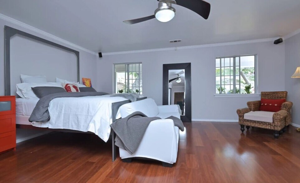 Primary bedroom - 10429 Wheatland Ave