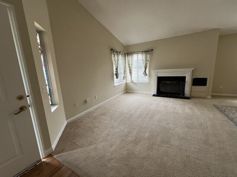 Building Photo - 10665 Cherry Hills Dr