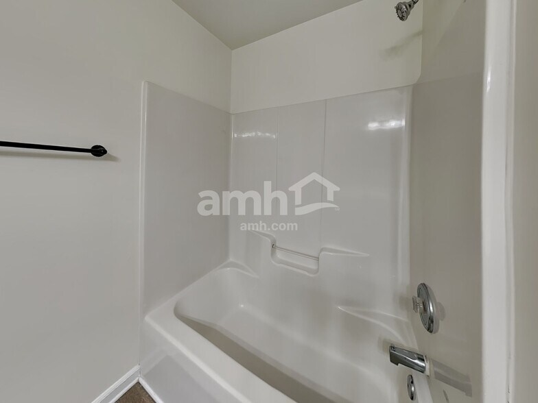 Building Photo - 1015 Farmingham Ln