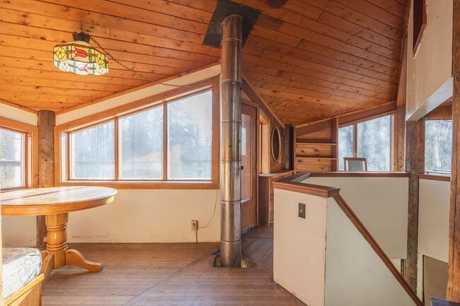 Building Photo - Cozy 2 Bedroom, 1 Bath, With a great Locat...