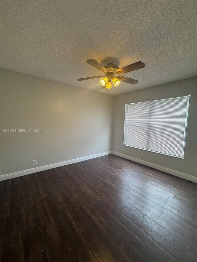 Building Photo - 1465 Lake Crystal Dr