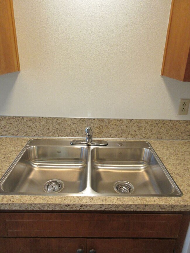 Building Photo - Two Bedroom Apartment w/ Washer and Dryer