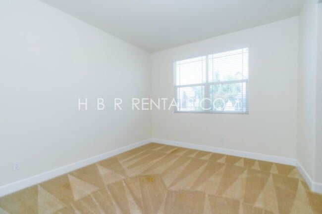 Building Photo - Spacious Elegance: 4-Bedroom with 3.5 Baths in Manteca