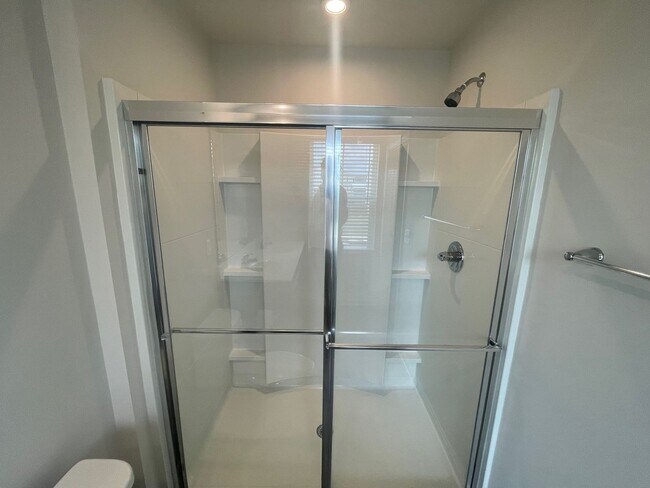 Building Photo - 4 Bedroom 2 1/2 Bath