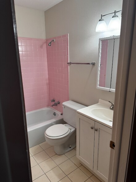 Building Photo - 609 E 5th St