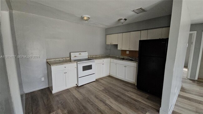 Building Photo - 374 NW 31st Ave