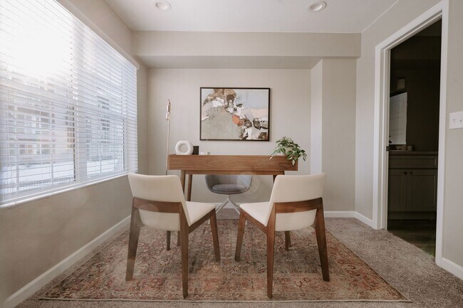 Building Photo - Gorgeous Townhome near Edgewater!