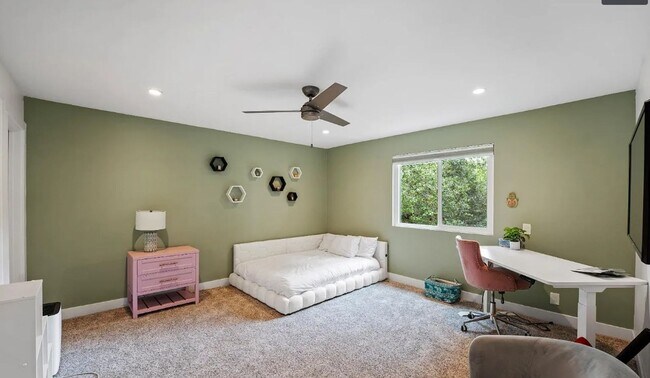 Building Photo - 820 Foothill Ln