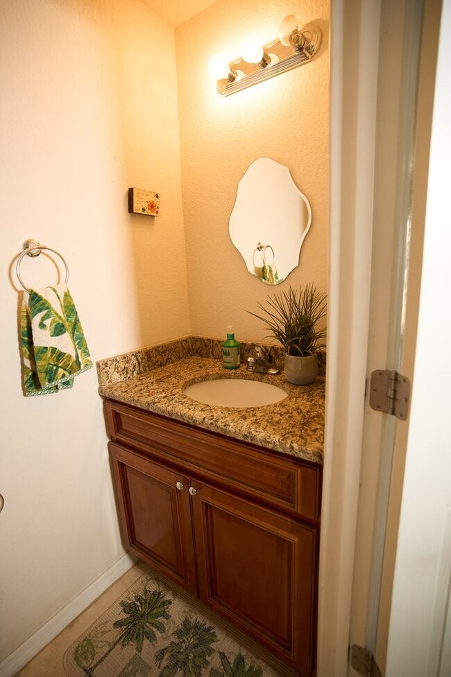 Building Photo - Turnkey Furnished Townhome