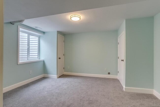 Building Photo - 3149 Oak Cir N