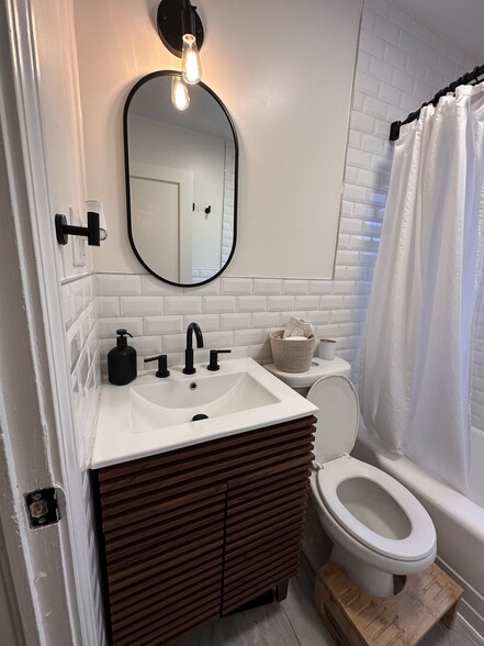 Single Bathroom - 1952 Arnold Dr