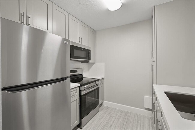 Building Photo - 2121 Fountain View Dr