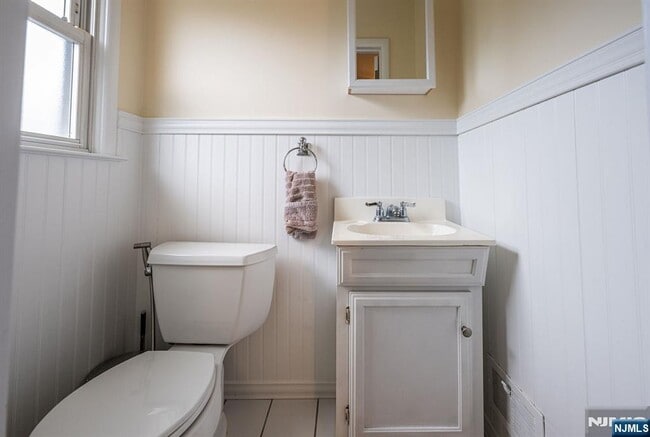 Building Photo - 542 Nagle St