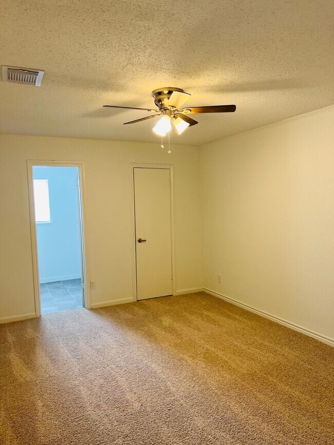 Building Photo - 1026 Fallbrook Dr